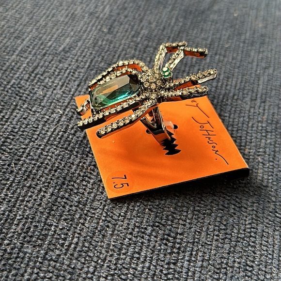 BETSEY JOHNSON Halloween Emerald Green Crystal Spider Ring Size 7.5 - Picture 3 of 3